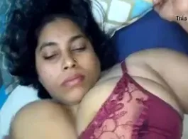 भारतीय आंटी के साथ बेडरूम में उत्तेजित सेक्स