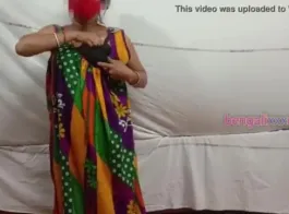 देसी भारतीय लड़की ने दिखाया अपना बालों वाला पुस्सी और बड़े बड़े स्तन