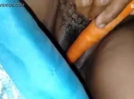 खुशहाल चूत को गाजर से चोदते हुए