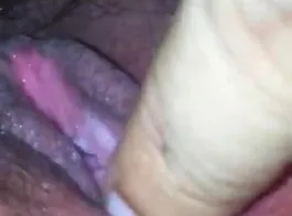 दिल्ली की पत्नी - बालों वाली योनि और गांड छेड़छाड़ करते हुए