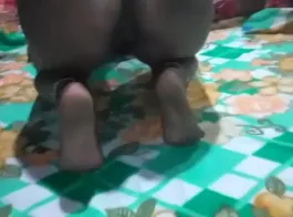 जवान लड़के के साथ इंडियन आंटी का सेक्सी खेल