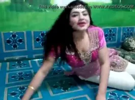 भारतीय किशोरी का वाइरल होने वाला सेक्सी नृत्य और बूब्स शो
