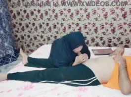 अश्लील वीडियो: स्टडी रूम में मुस्लिम हिजाब लड़की ने पकड़ा मुझे अपने लिंग को हिलाते हुए