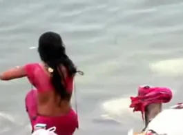 गंगा नदी में स्नान करती हुई भारतीय महिला