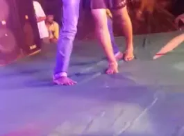 देसी लड़की का जबरदस्त स्टेज नृत्य