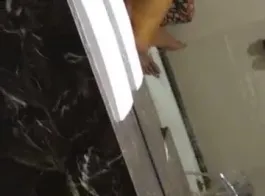 नेहा नहाते समय अपनी चूत को खुश करती हुई हिंदी ऑडियो के साथ