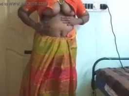 भारतीय देसी मेड ने घर के मालिक को अपनी प्राकृतिक छातियों का प्रदर्शन किया