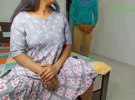 चुपके से बजाते हुए ससुर ने दीदी की चुदाई की वीडियो देखी, कोमल ने फोन पर देखी अपनी गांड की फोटो