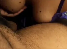 भारतीय बॉयफ्रेंड का लंड खुश होते हुए उसकी बड़ी चूचियों पर निपल्स प्ले किए जाते हुए उसकी गर्लफ्रेंड का मजा लेते हुए एक्साइटिंग अश्लील वीडियो