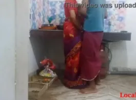लाल साड़ी में भारतीय दादीजी किचन में सेक्स करती हुई