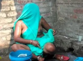 देसी गांव में स्नान करती हुई भारतीय लड़की का वीडियो