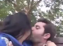 पार्क में चुंबन और प्रेसिंग के साथ सेल्फी वीडियो