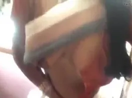 साड़ी में भारतीय पत्नी की बड़ी चूचियां और मस्तुरबेशन करते हुए चूसना