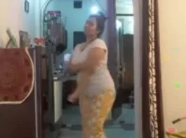 बिगो लाइव पर सेक्सी गुदा और स्तन लहराती हुई देसी भाभी का नया वीडियो