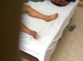 असली इंडियन पति के सामने वाइफ की मसाज का वीडियो